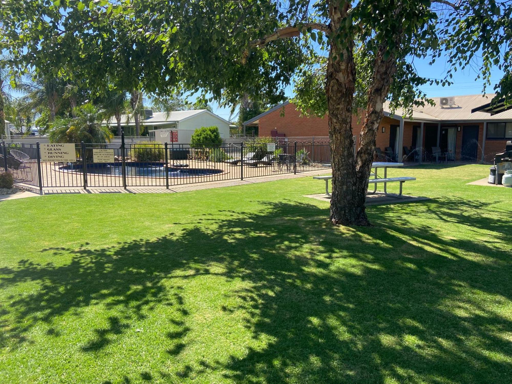 Ashleigh Court Motor Inn Mulwala Ngoại thất bức ảnh